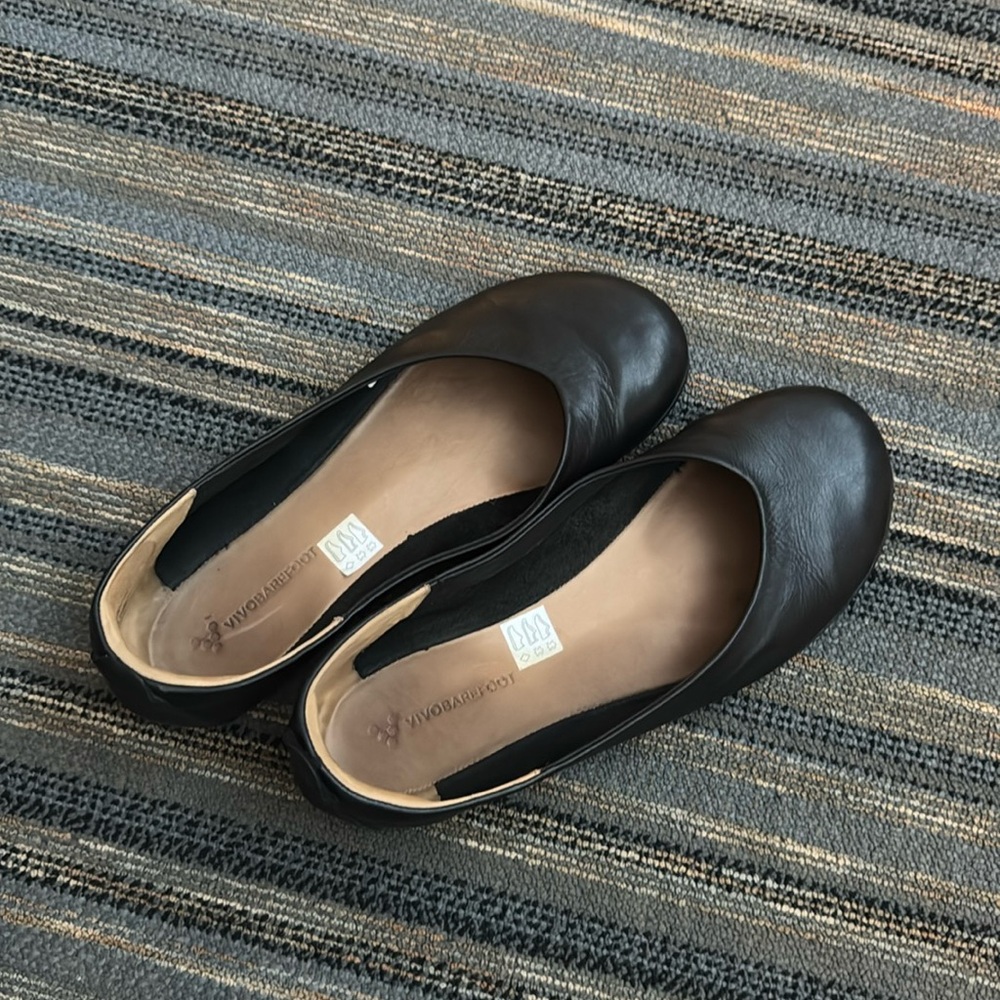 EUC Vivo Barefoot Black Leather Flats
